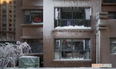 窗户里面结冰怎么解决啊，冬天楼上窗户结冰掉下去怎么办