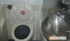 飞机上的厕所怎么冲，飞机上的厕所粪便怎么处理