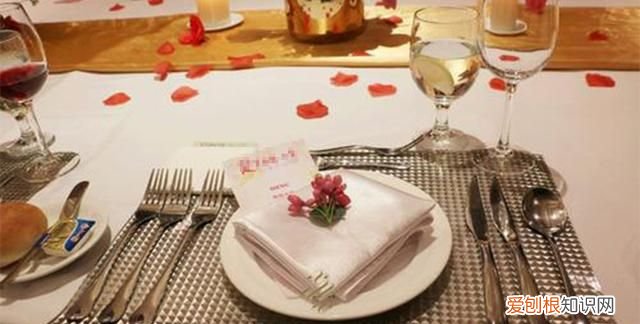 西餐刀叉切牛排怎么切,你知道吃牛排刀叉的正确拿法吗