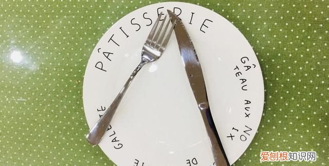 西餐刀叉切牛排怎么切,你知道吃牛排刀叉的正确拿法吗