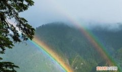 相拥在路口只为了彩虹是什么歌，只为在人海中与你相拥是什么歌