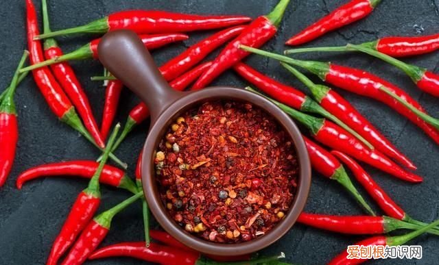 手被辣椒辣到能不能用水冲