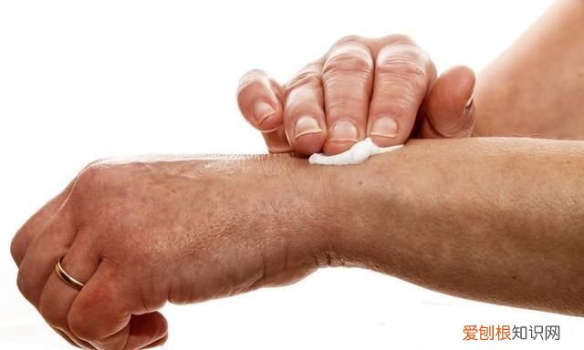 手被辣椒辣到能不能用水冲