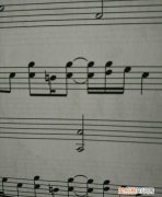 简谱括号里的音需要弹吗，简谱中括号里面的音符是什么意思