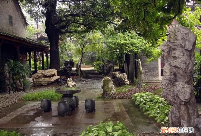 休问梁园旧宾客下一句，嵩山云写出云多而美是哪两句？