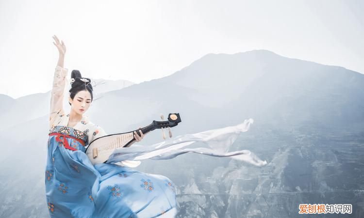 来如雷霆收震怒下一句，杜甫诗句来如雷霆收震怒？