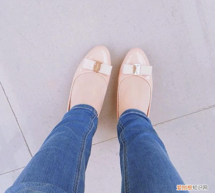 鞋子在瓷砖上吱吱响怎么消除