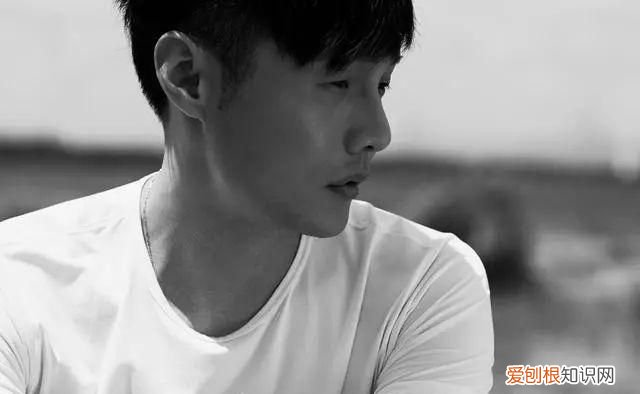 小眼睛男生戴隐形眼镜 小眼睛怎么戴隐形眼镜