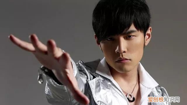 小眼睛男生戴隐形眼镜 小眼睛怎么戴隐形眼镜