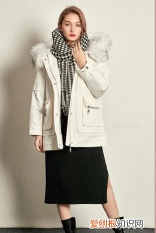 为什么有的派克服有内衬，米白色短款派克服怎么搭下身