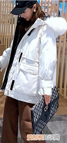 为什么有的派克服有内衬，米白色短款派克服怎么搭下身