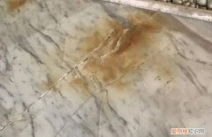 白色大理石被染色了怎么清理，家里的大理石被染色了该怎么办