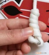 卫衣的绳子怎么装回去，卫衣帽子上的绳怎么绑才更青春魅力