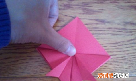 用纸折一只可爱的小兔子，如何用彩纸折叠大尾巴的金鱼