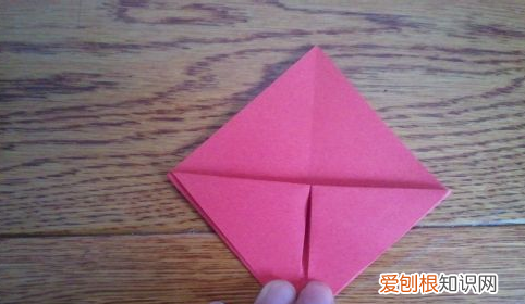 用纸折一只可爱的小兔子，如何用彩纸折叠大尾巴的金鱼