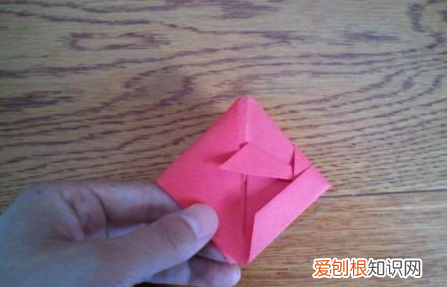 用纸折一只可爱的小兔子，如何用彩纸折叠大尾巴的金鱼