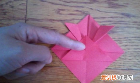 用纸折一只可爱的小兔子，如何用彩纸折叠大尾巴的金鱼