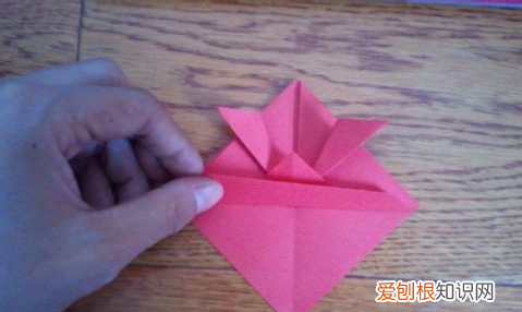 用纸折一只可爱的小兔子，如何用彩纸折叠大尾巴的金鱼