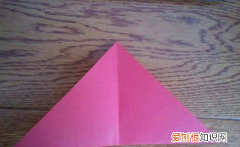 用纸折一只可爱的小兔子，如何用彩纸折叠大尾巴的金鱼