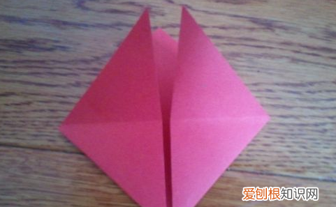 用纸折一只可爱的小兔子，如何用彩纸折叠大尾巴的金鱼