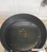 锅里有油能直接放水吗
