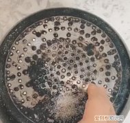 锅底污垢怎么快速去除，油锅底的污垢很厚怎么去除