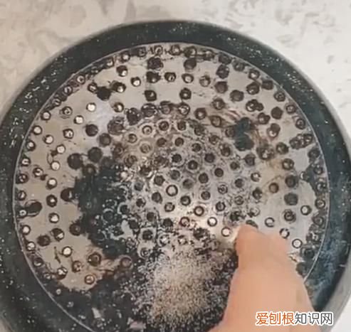 锅底污垢怎么快速去除,油锅底的污垢很厚怎么去除