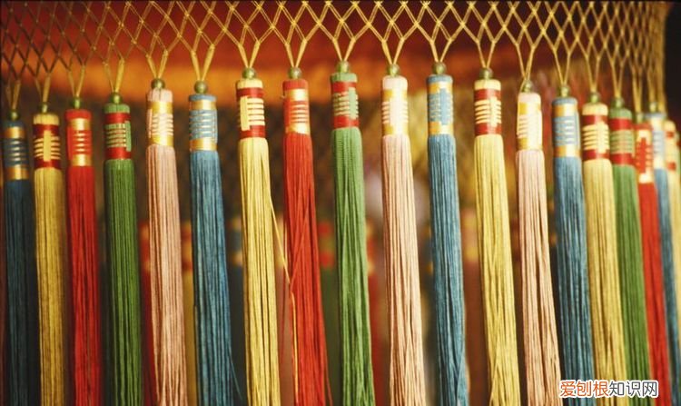 什么的流苏填空，什么着银霜填空一个字