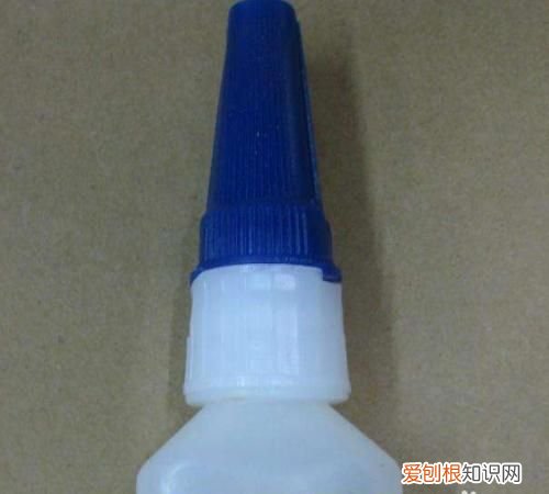 油性胶粘手上怎么办，被油性胶粘住手了怎么办