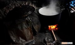 擀面杖吹火的下一句，用擀面杖吹火一窍不通这个歇后语来造句