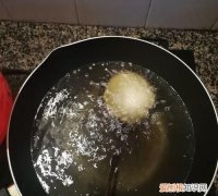 滑锅的油怎么处理，抹头发用的精油掉地上太滑了什么办