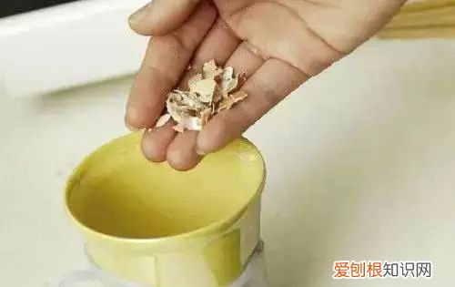 鸡蛋壳去水垢的原理，怎么利用鸡蛋壳去除热水壶的水垢