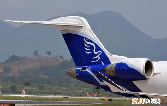 华夏航空公司飞机冲出跑道