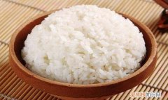 蒸米饭放多少水，做米饭时需要先淘米目的是什么