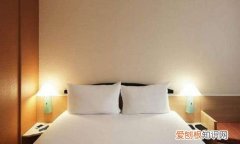 酒店单人床为什么要放两个枕头
