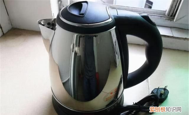 电壶烧水喝对身体有害吗，电水壶烧开后水一直放着好