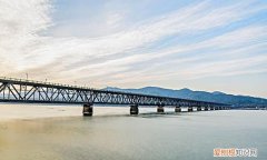 钱塘江大桥是谁设计的中国，世界第一座大桥是谁设计的