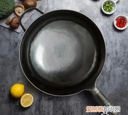 不粘锅底部污垢怎样清除，不粘锅外的油污怎样清洗