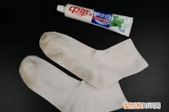 白袜子为什么会发黄，白色衣服放久了变黄该怎么处理的呢白色衣服