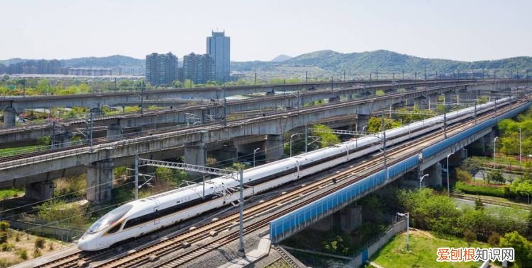 高铁是怎么运行的,怎么判断高铁是不是反方向运行