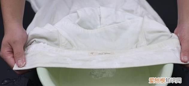 白衣服上有黄点洗不掉怎么办，纯棉白色衣服上有黄渍怎么清洗