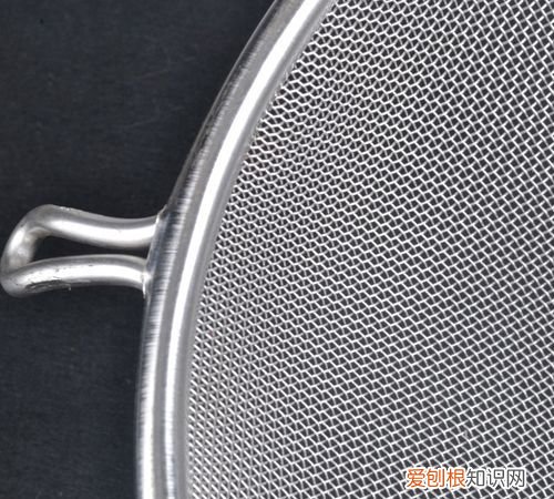 漏勺怎么清洗，网状漏勺被油堵塞怎么清理干净