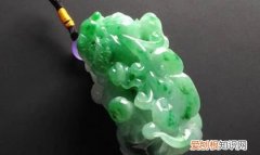 玉和翡翠一样吗，买玉和翡翠哪个牌子好