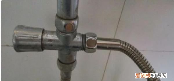 如何更换淋浴喷头软管，海尔热水器自带花洒软管如何拆卸更换!