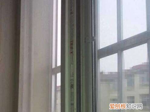 如何防止纱窗缝进虫子