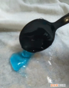 衣服上的水泥怎么洗掉，水泥粘在衣服上怎么清除