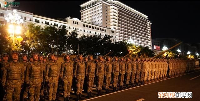 左手牵你右手敬礼不负祖国不负你什么意思