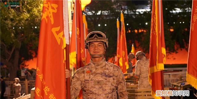 左手牵你右手敬礼不负祖国不负你什么意思