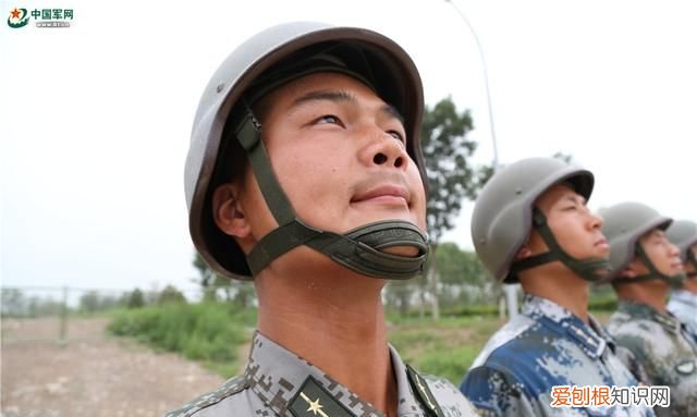 左手牵你右手敬礼不负祖国不负你什么意思