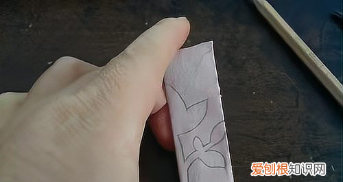 手工剪纸画板图形怎么剪，剪轴对称图形漂亮图片教程